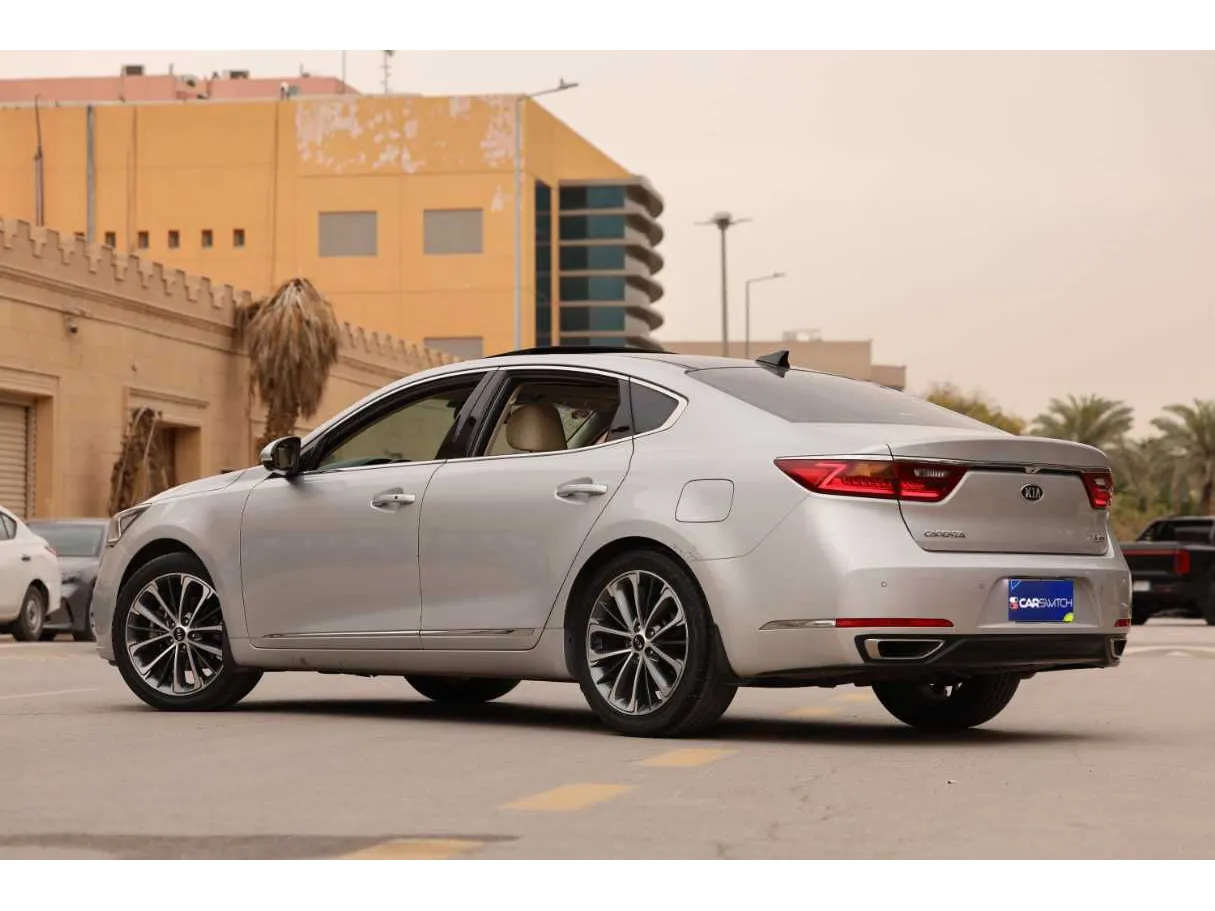 Car image 16