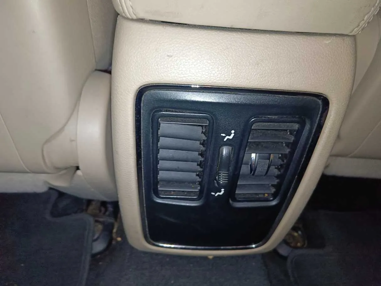 Car image 30