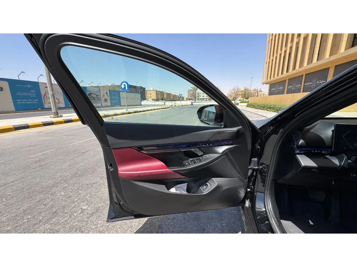 Car image 9