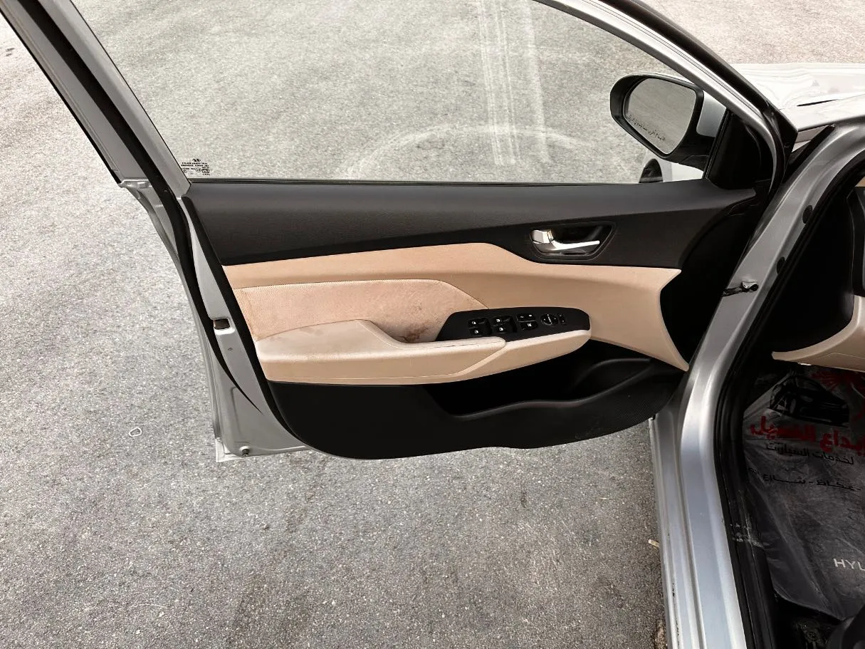 Car image 24