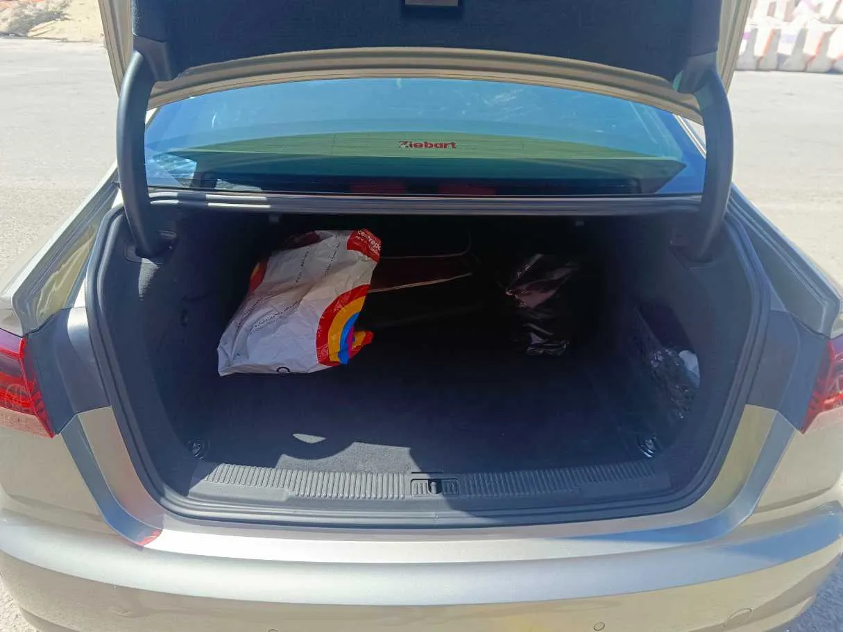 Car image 30