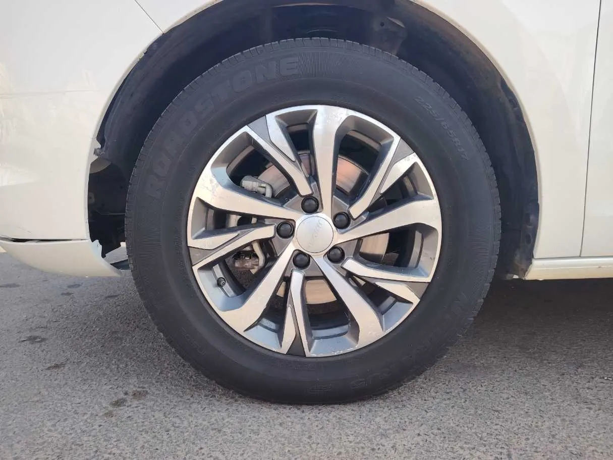 Car image 9