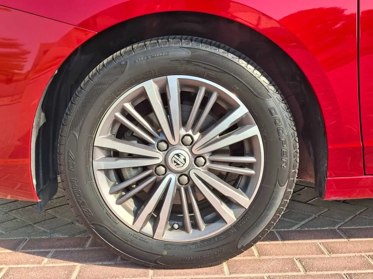 Car image 9