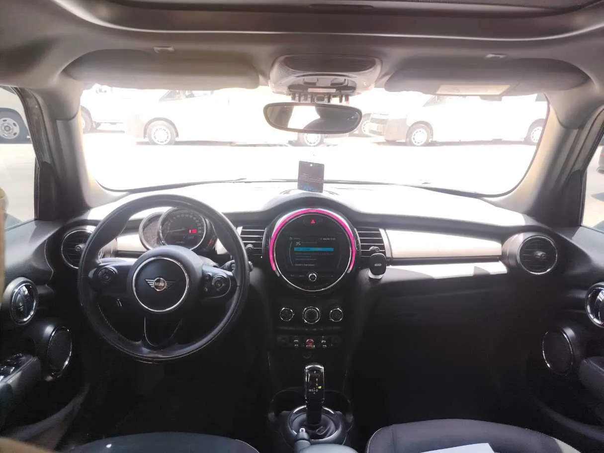 Car image 17