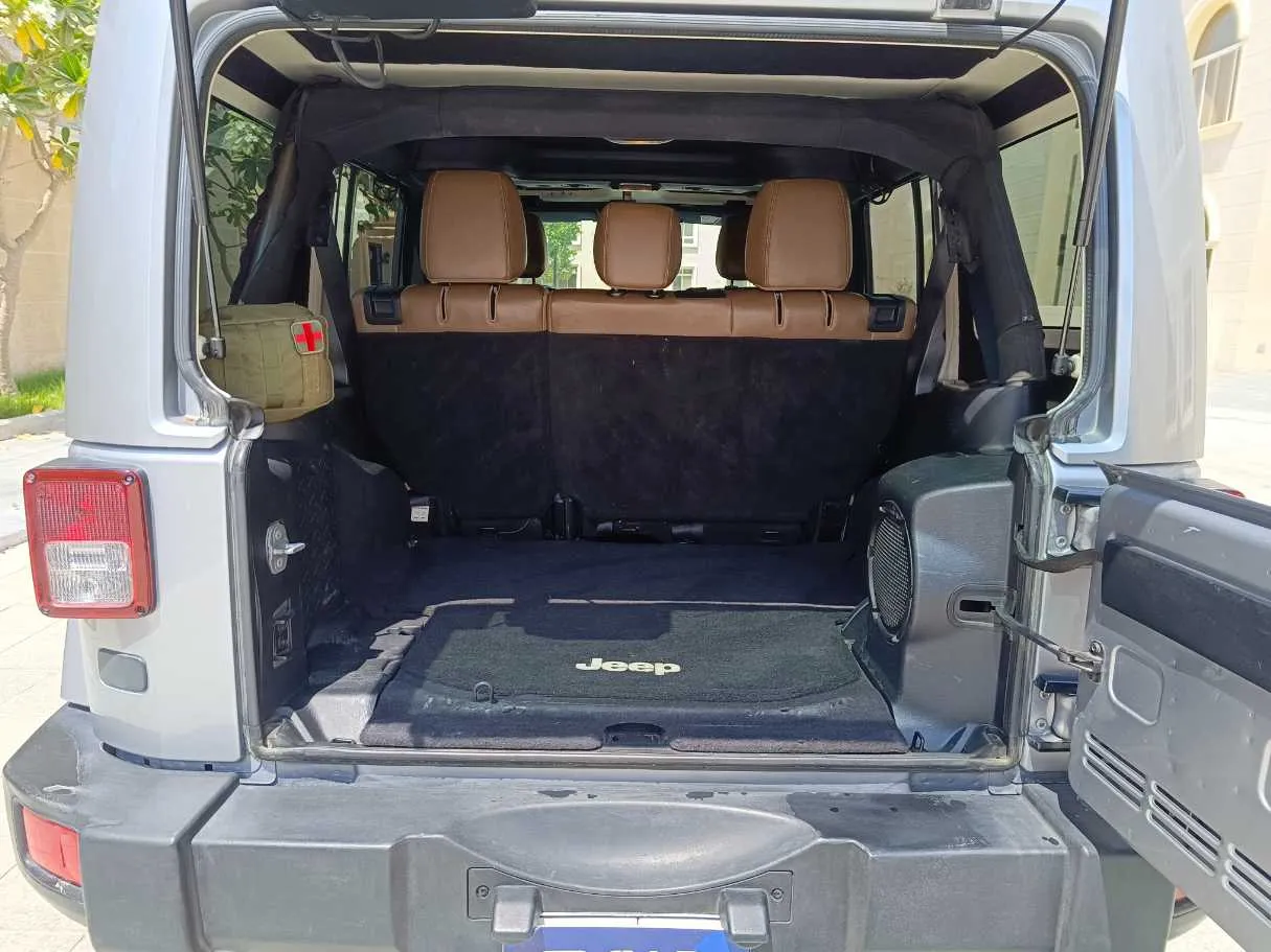 Car image 25