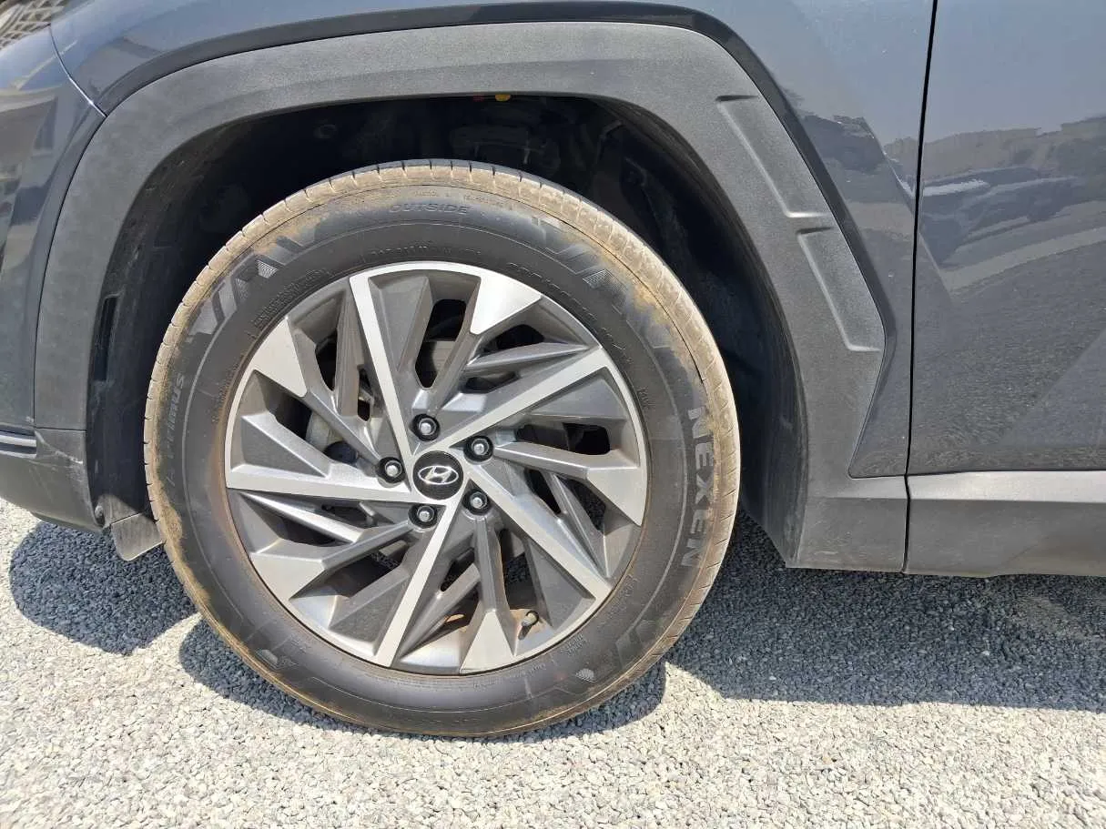 Car image 9