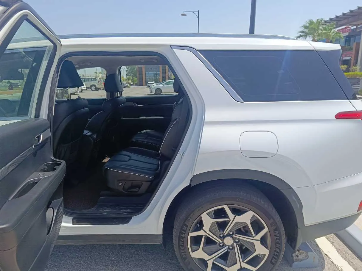 Car image 16