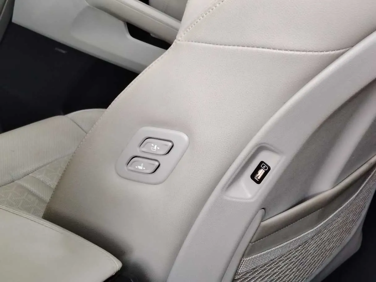 Car image 35
