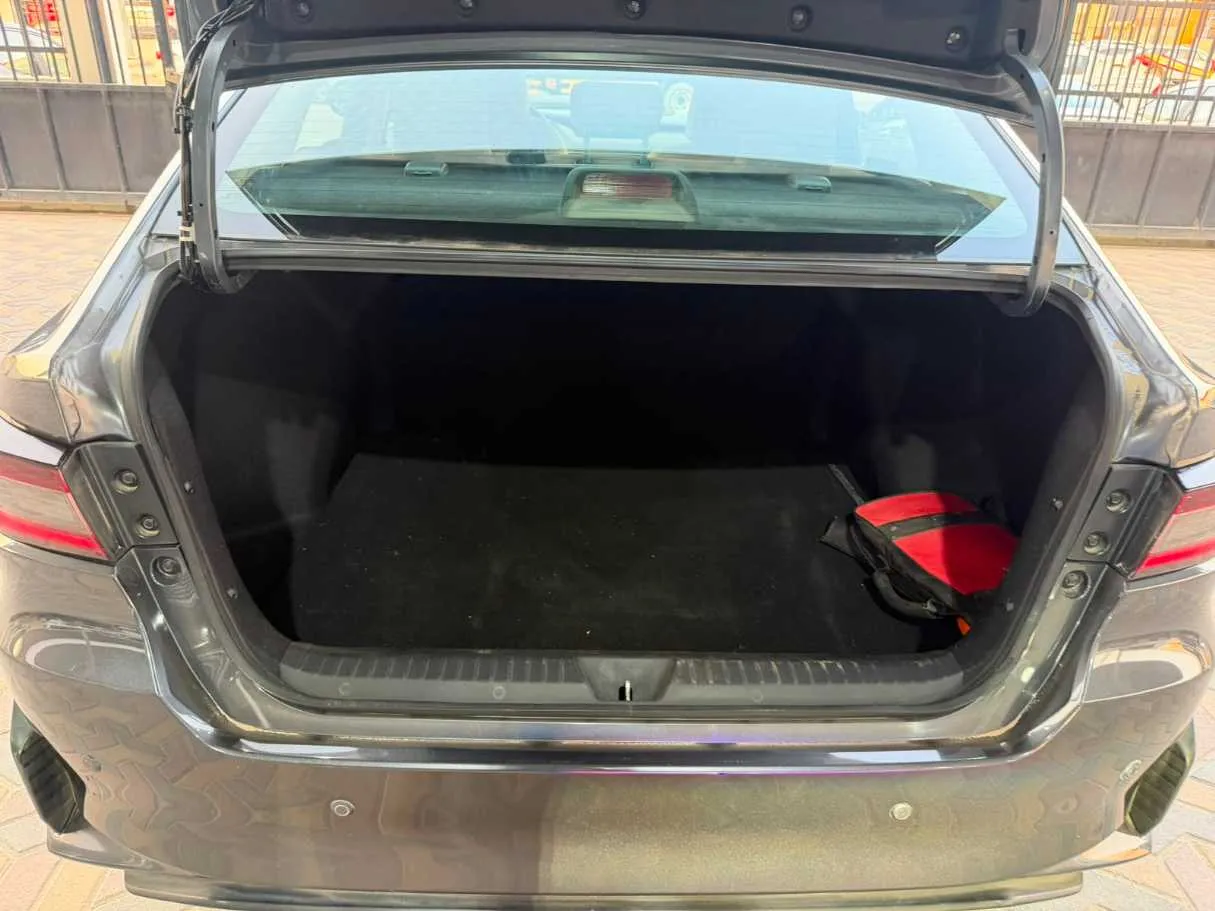 Car image 24
