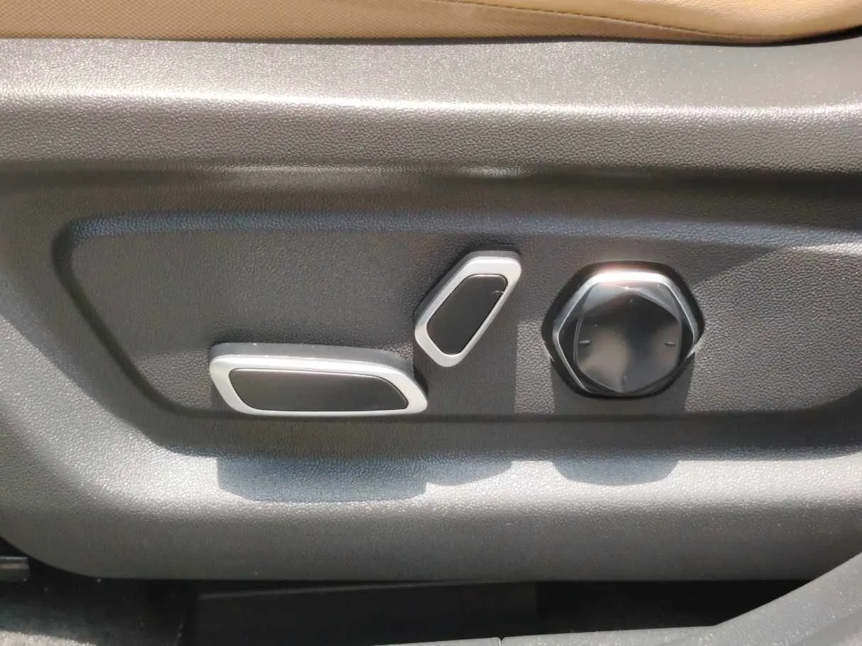 Car image 33