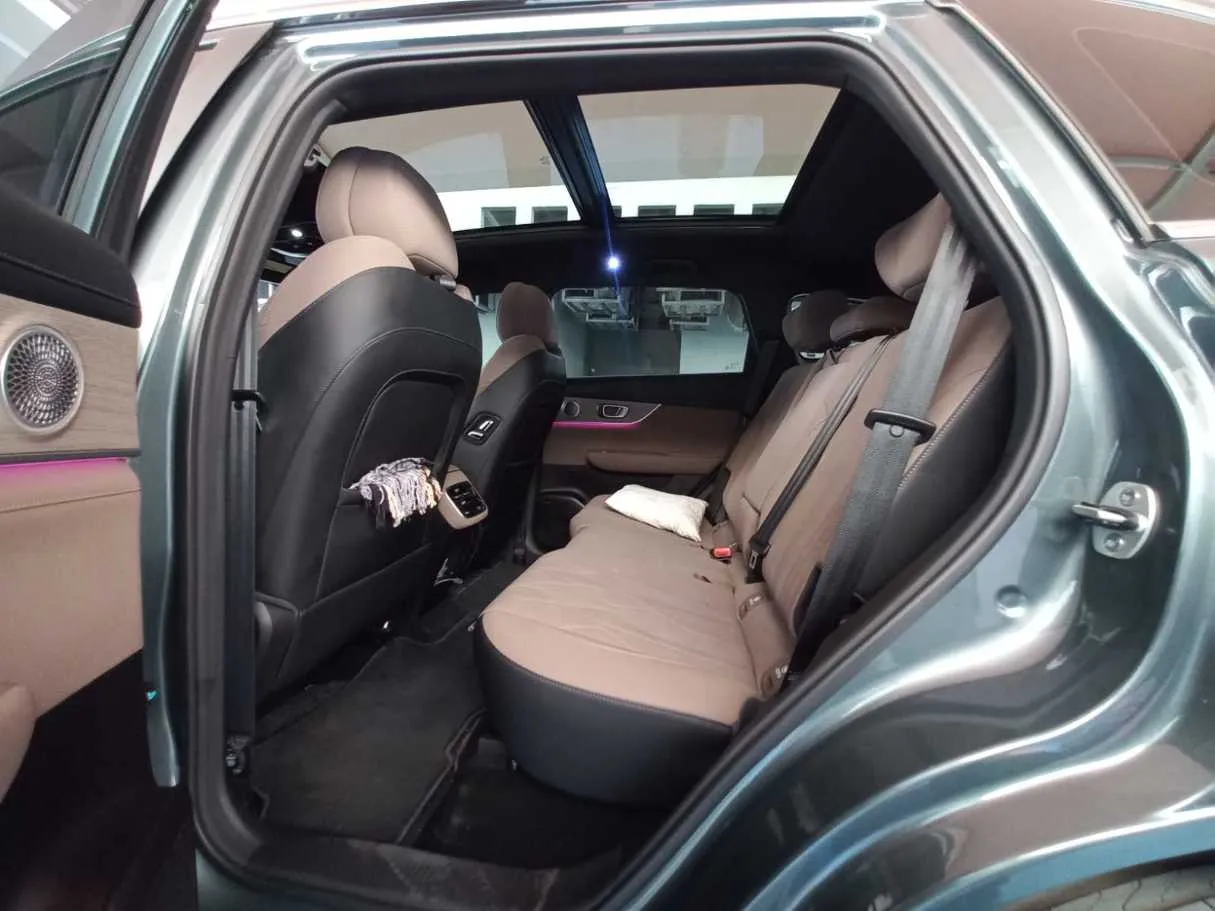 Car image 13