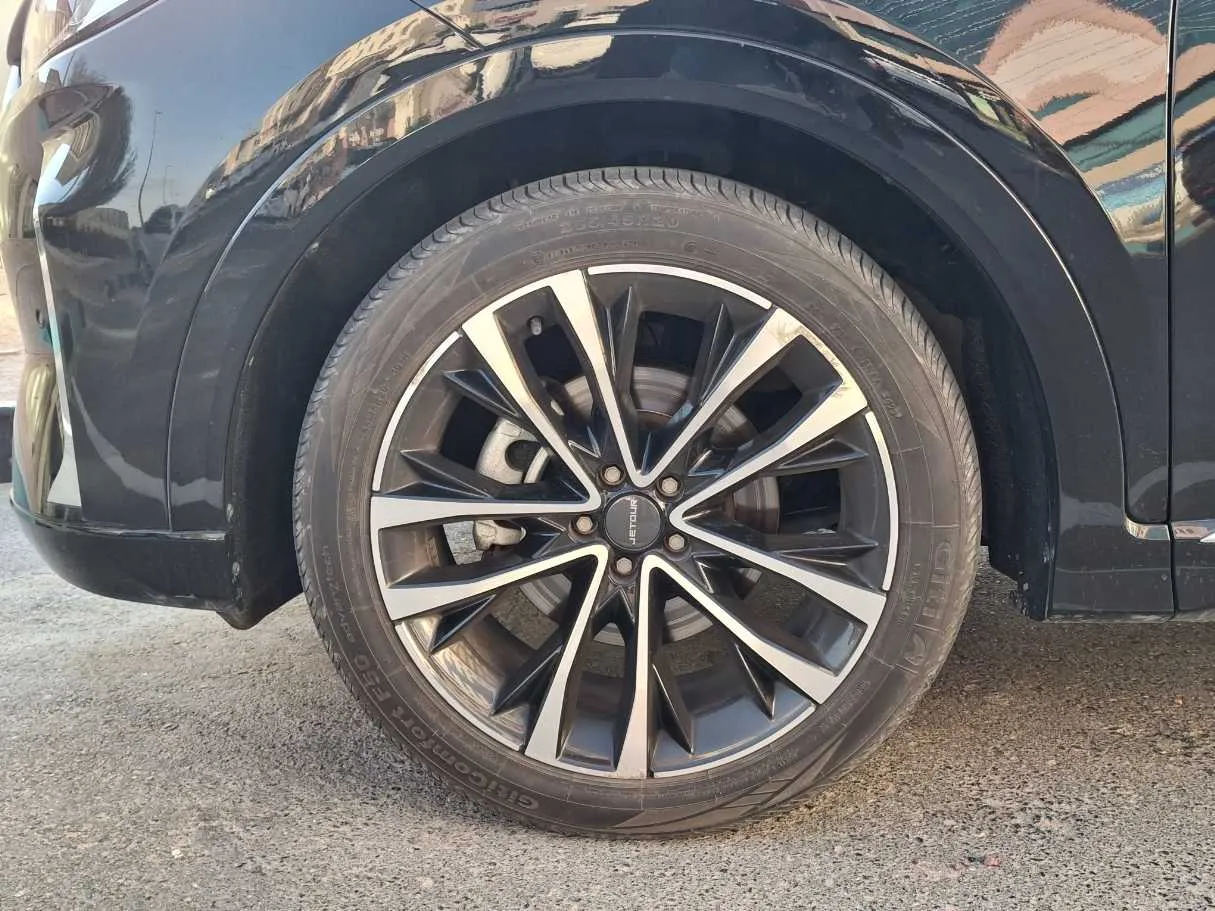 Car image 9