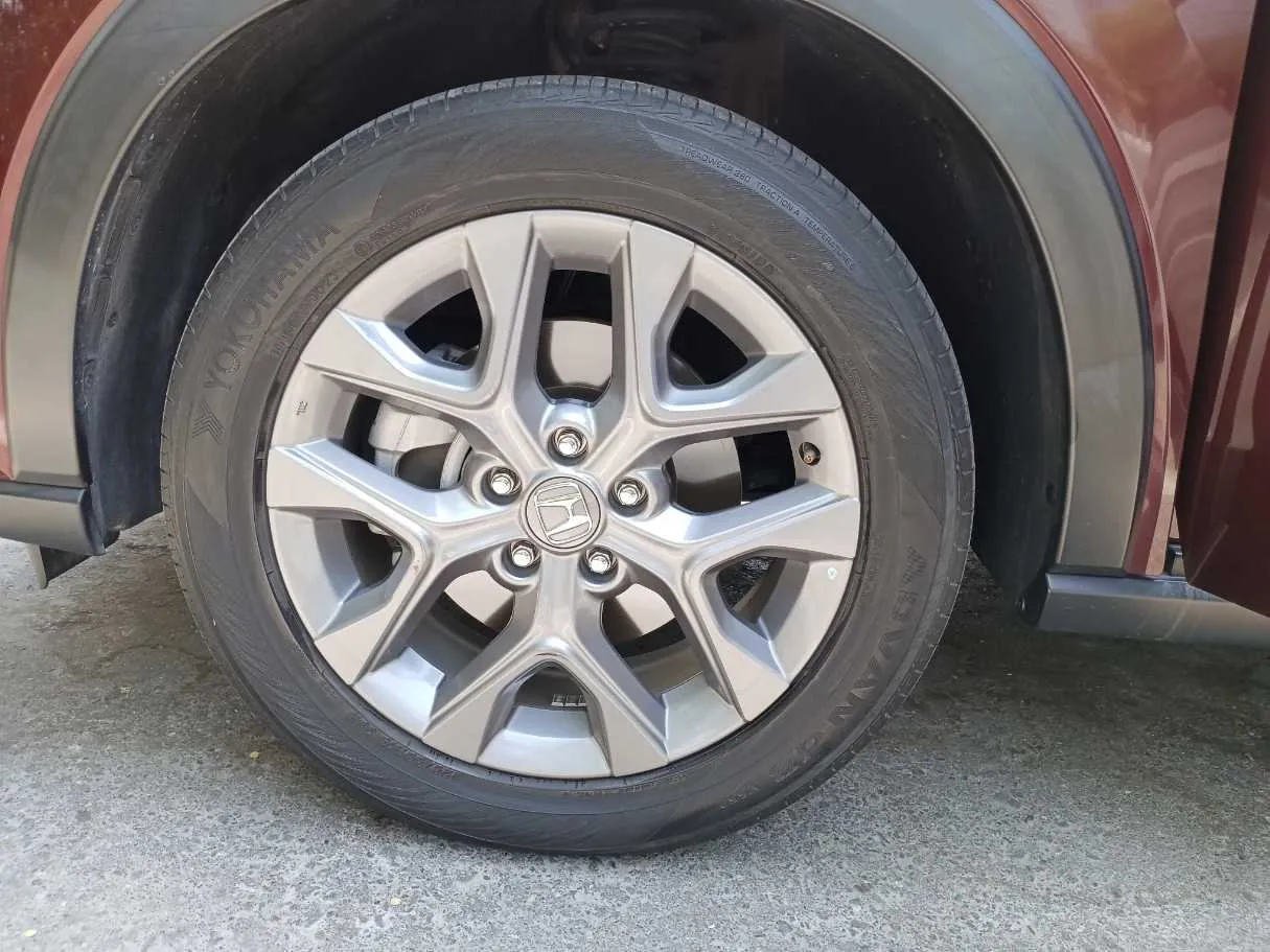 Car image 9