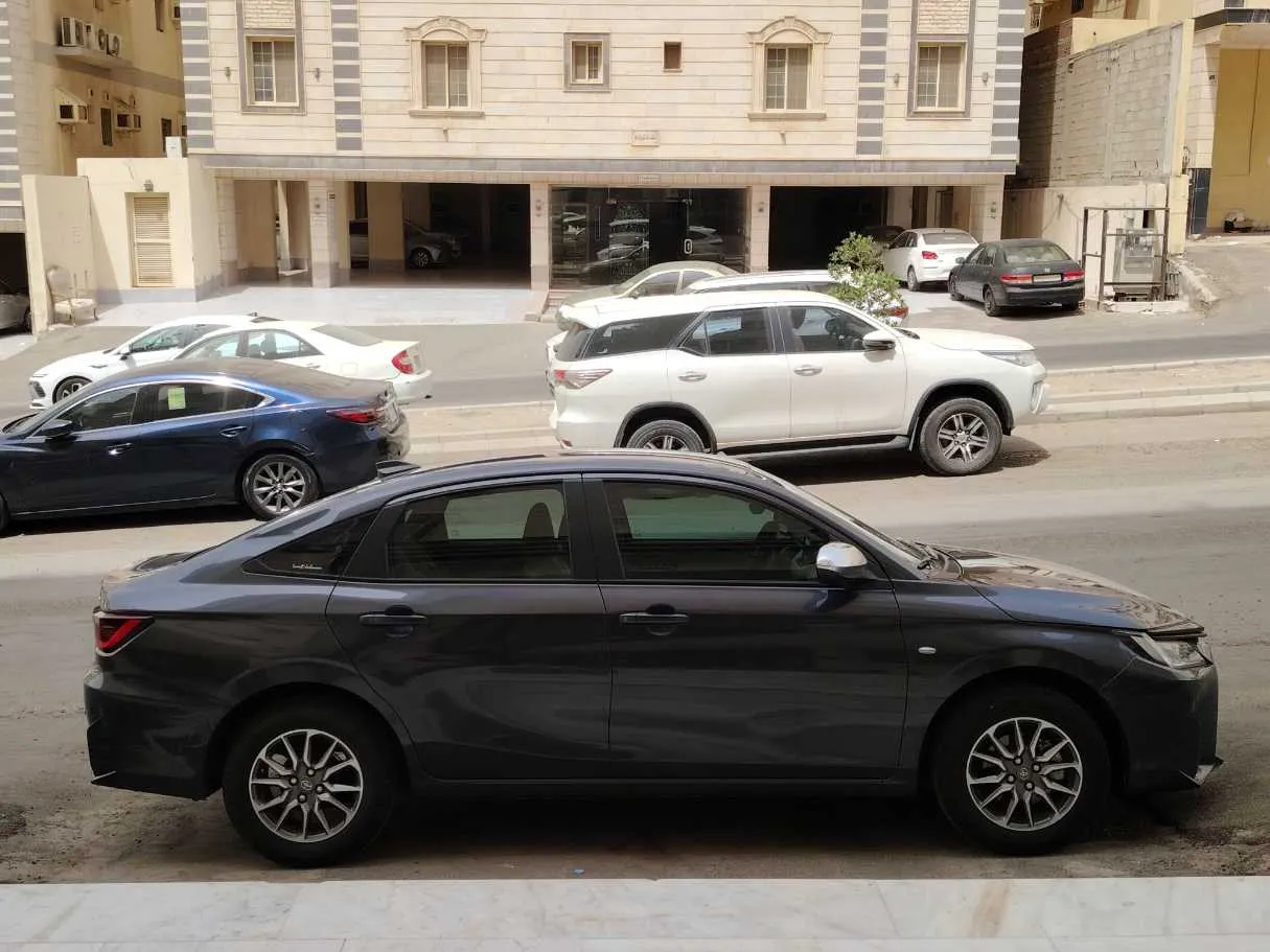 Car image 4