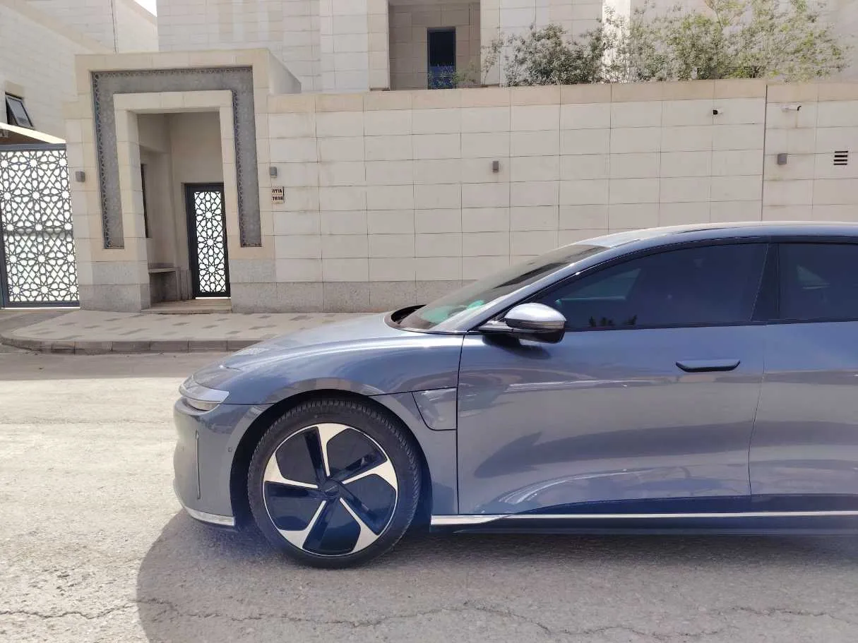 Car image 9