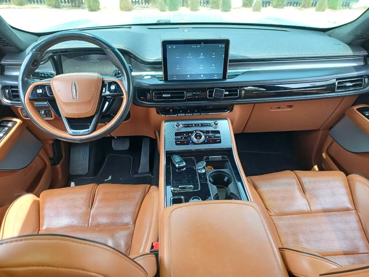 Car image 16
