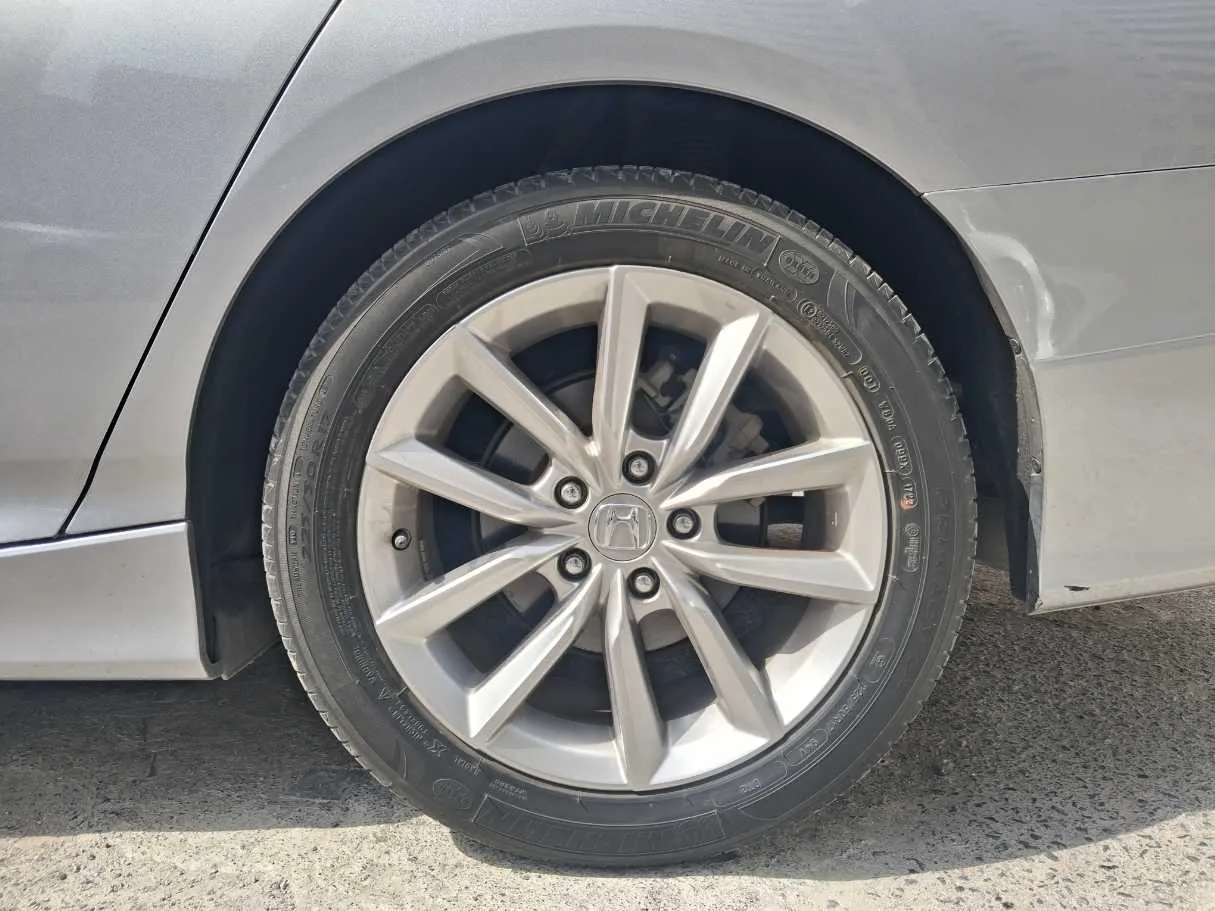 Car image 10