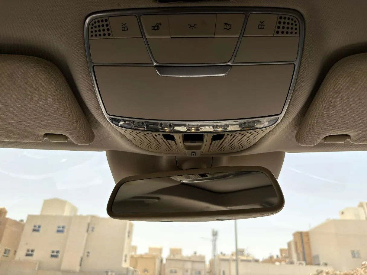 Car image 24