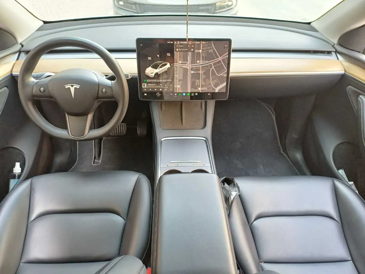 Car image 15