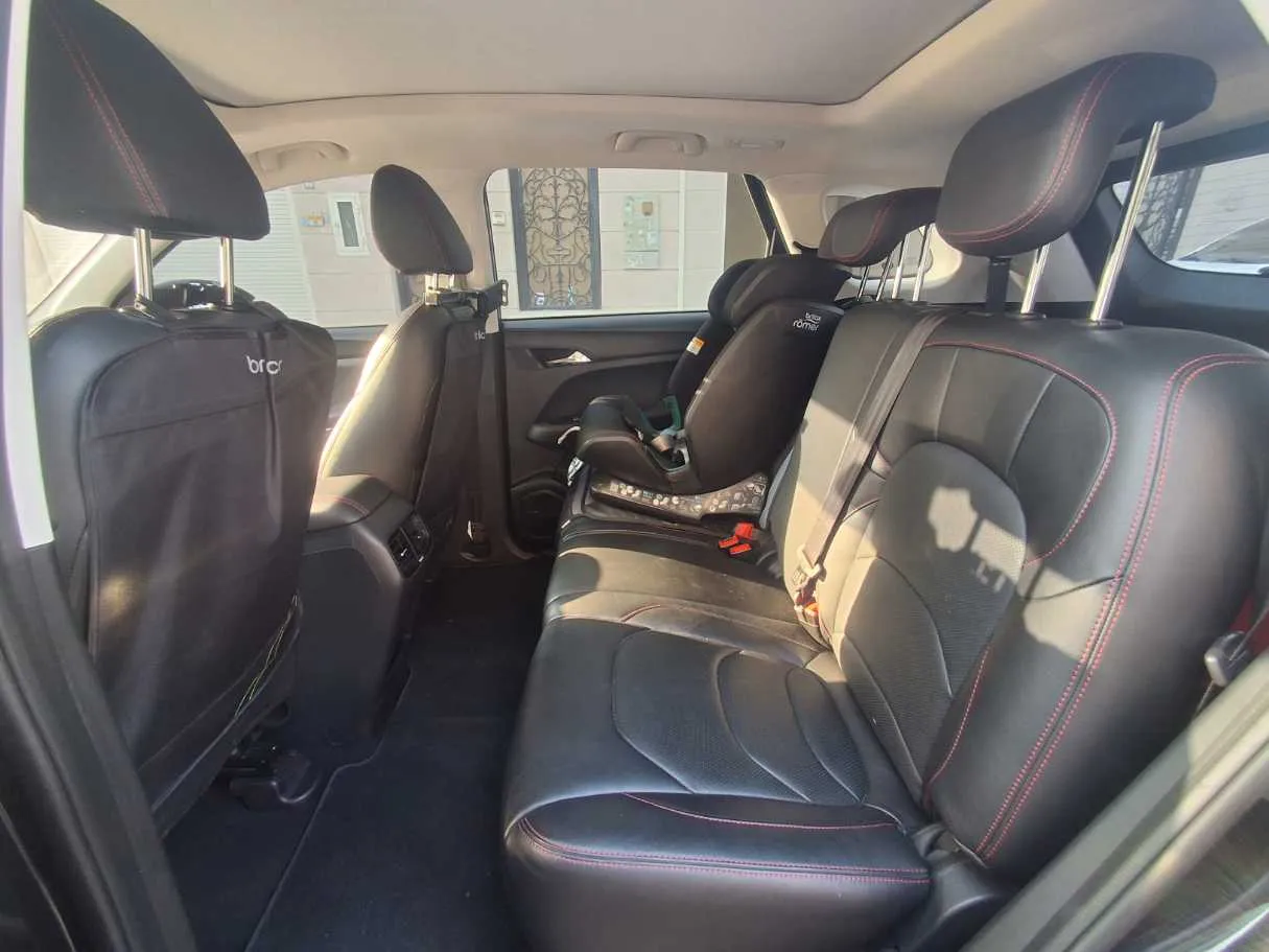 Car image 14
