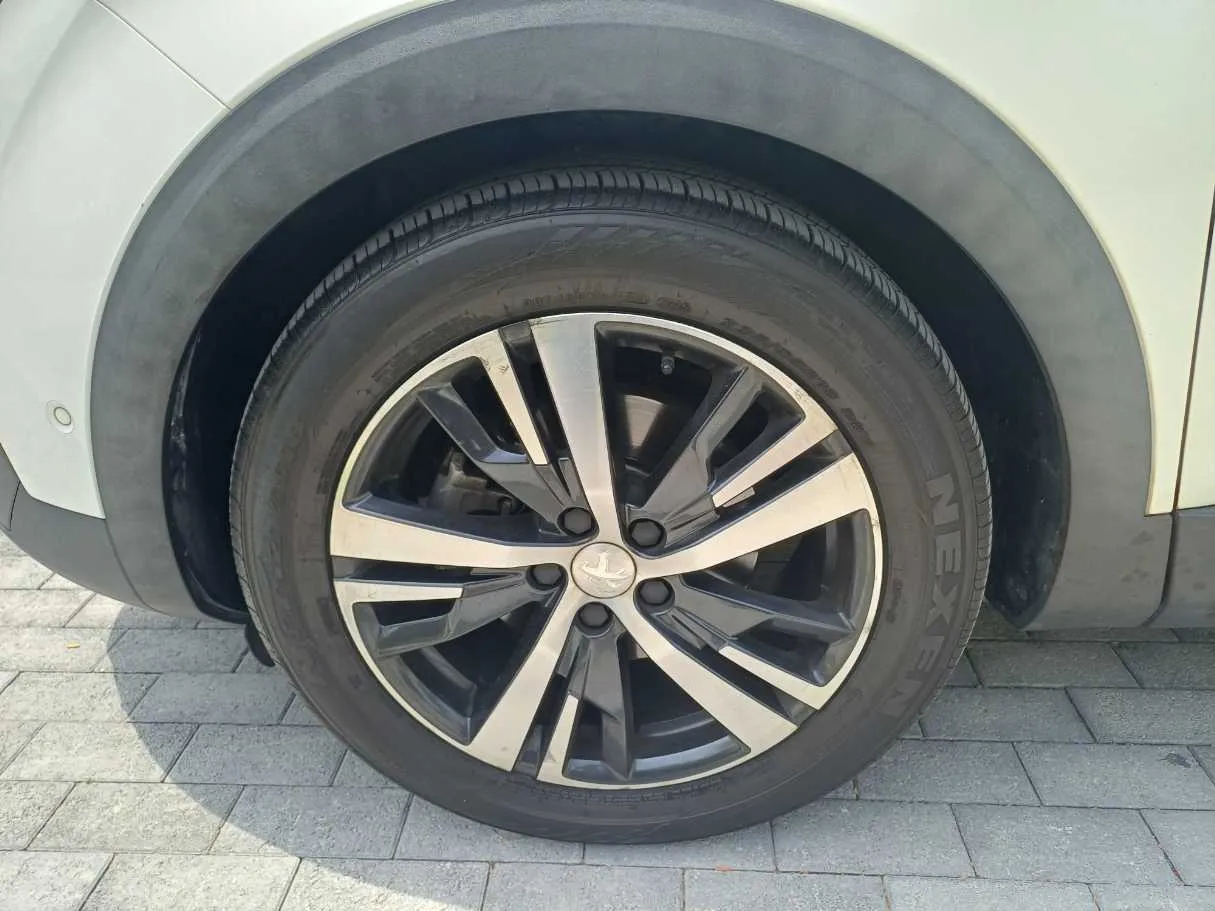 Car image 9