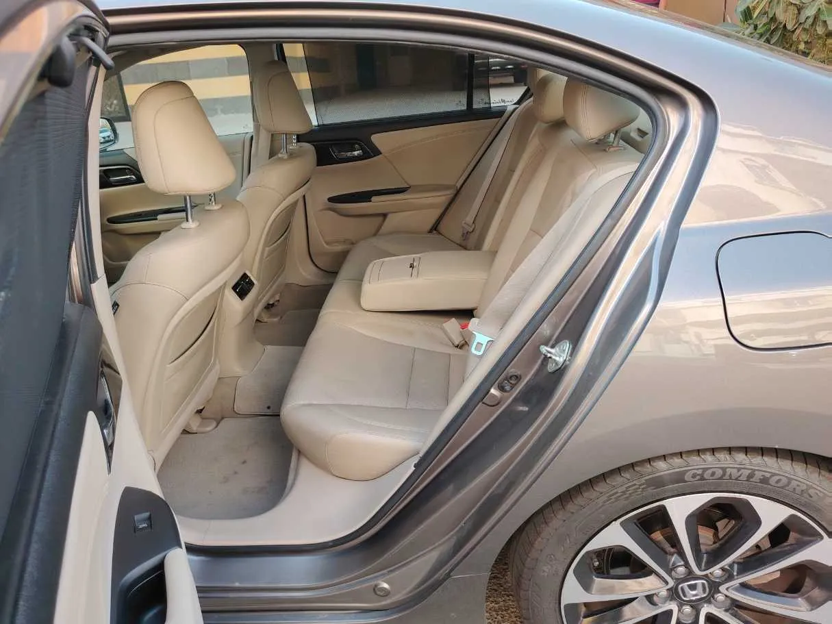 Car image 15