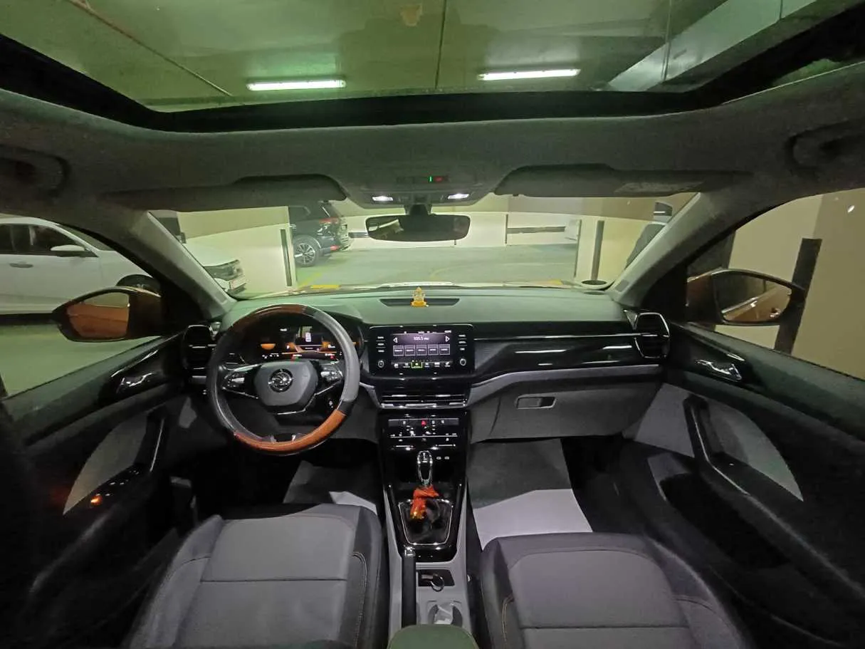 Car image 14