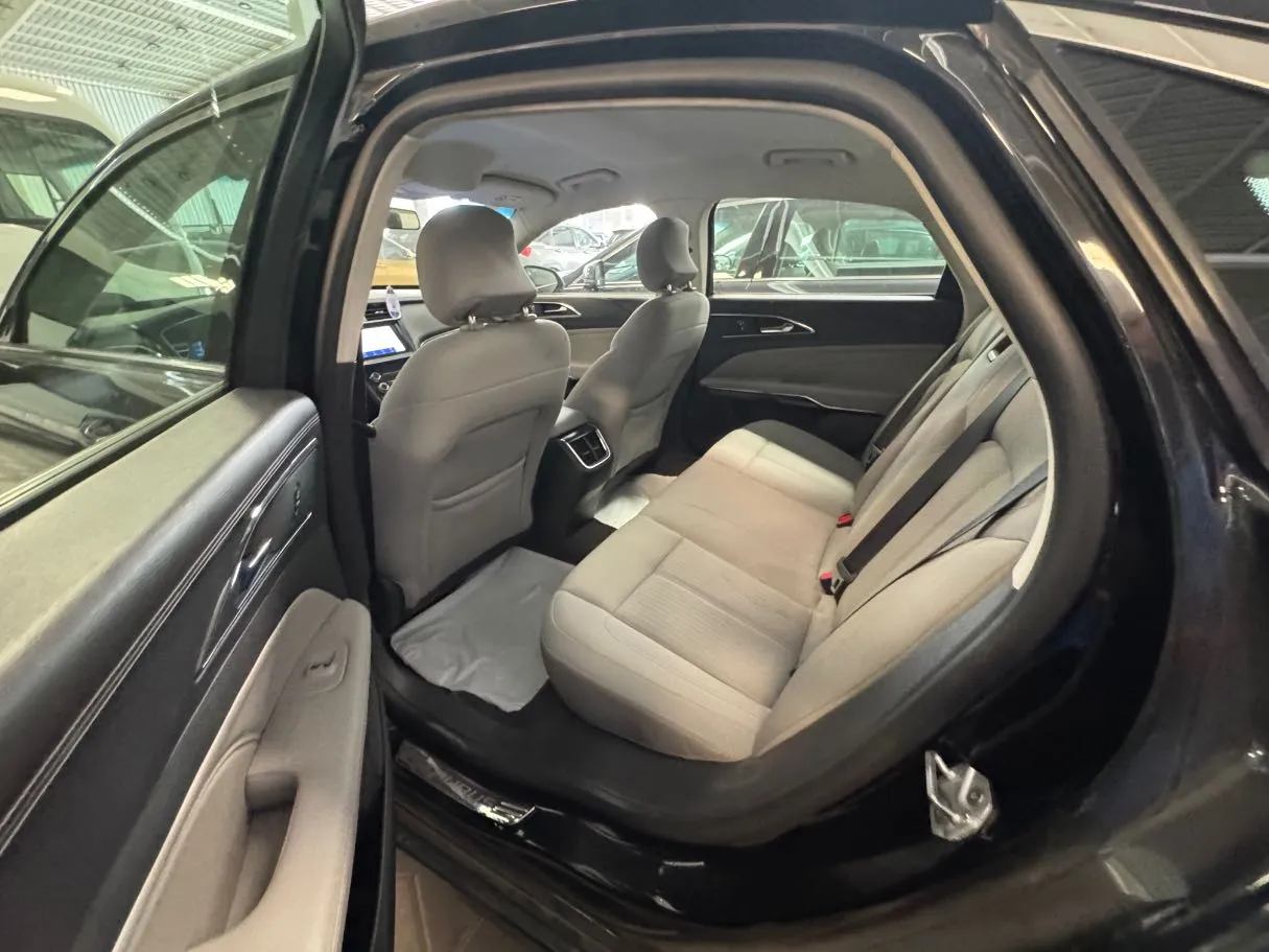 Car image 13