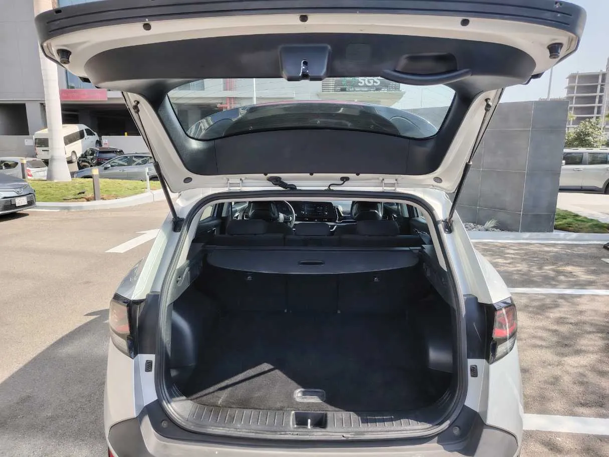 Car image 24