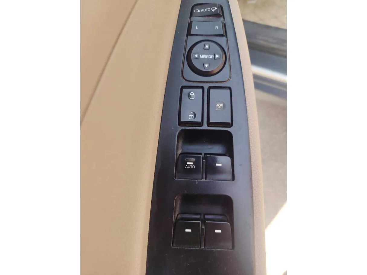 Car image 26