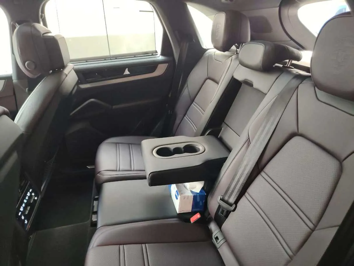Car image 16
