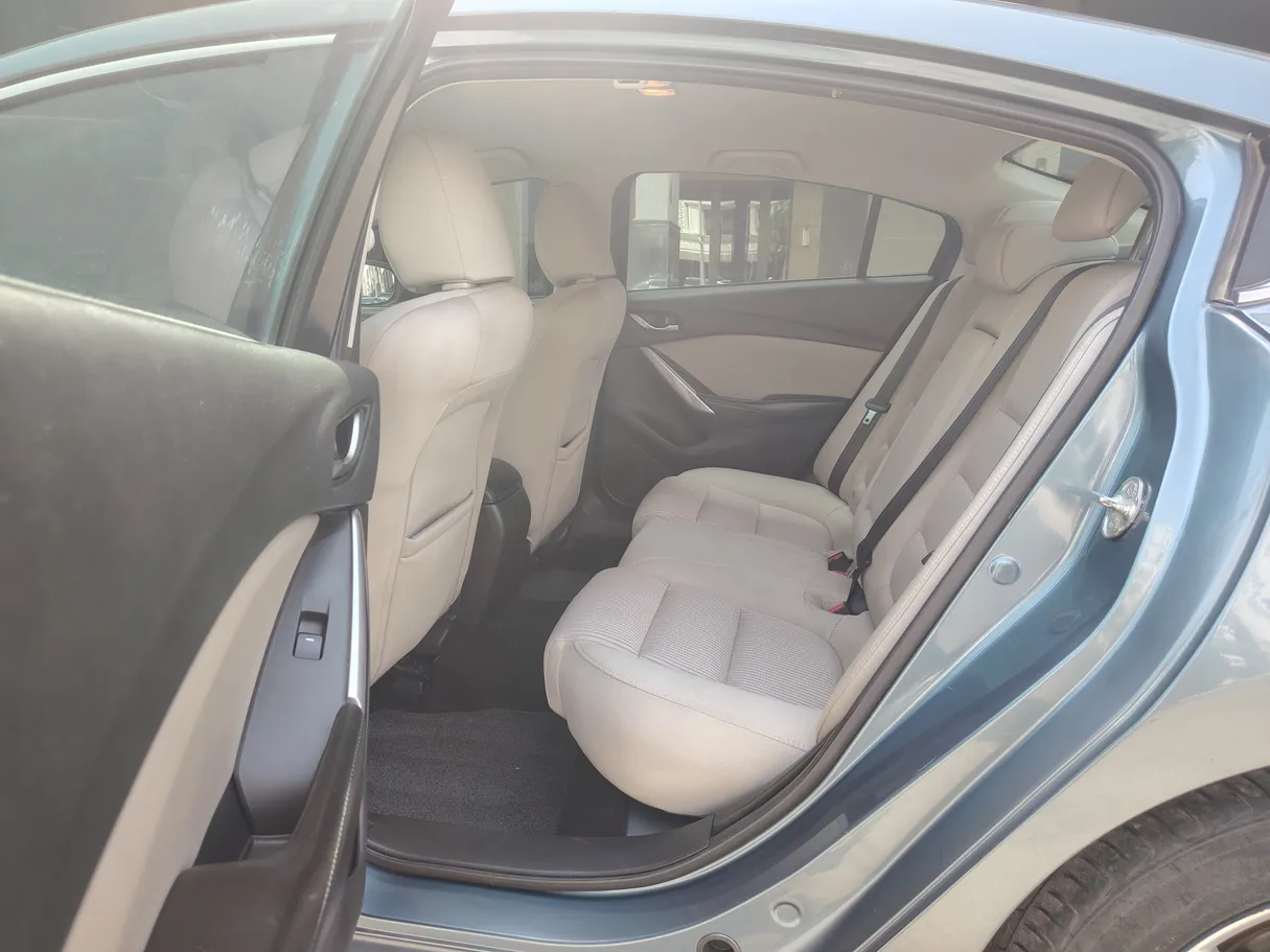 Car image 14