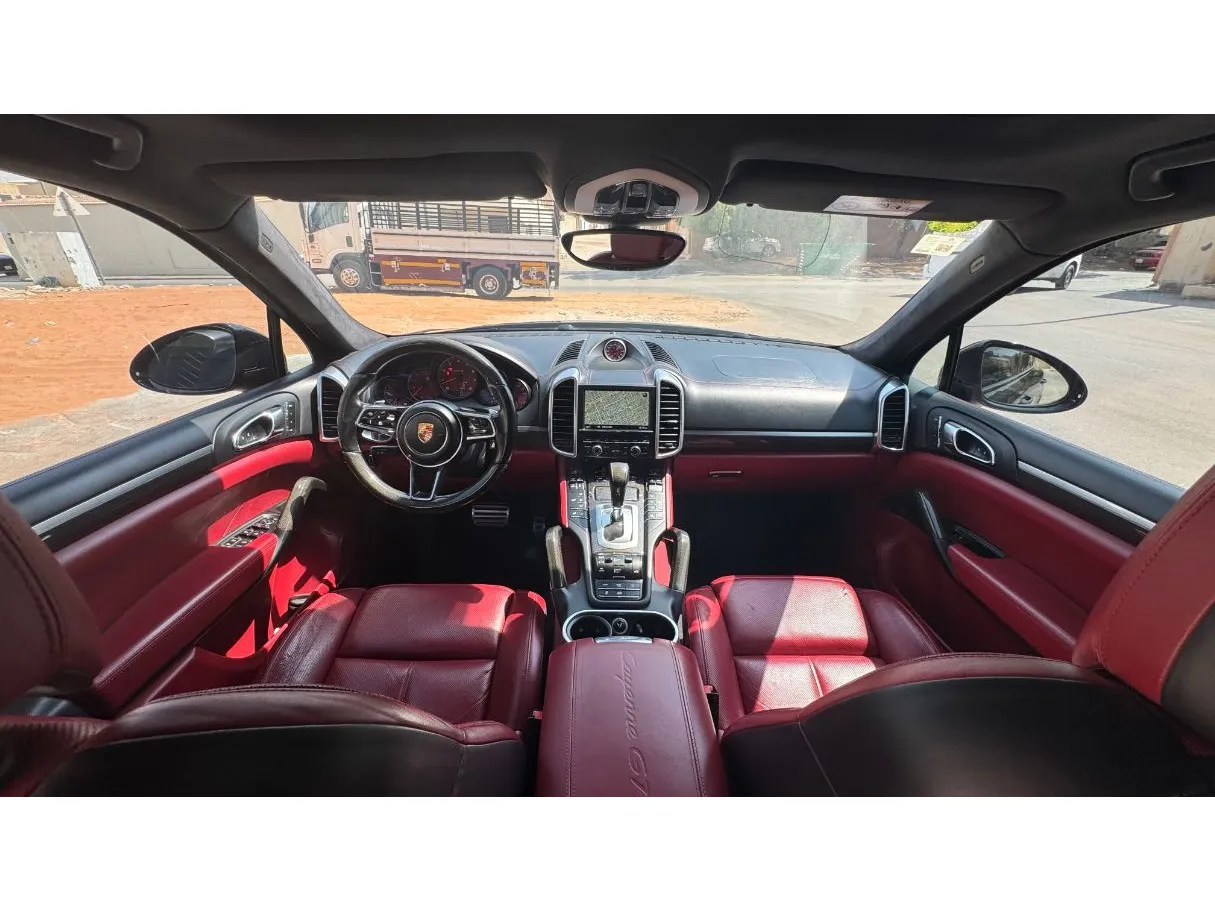Car image 16