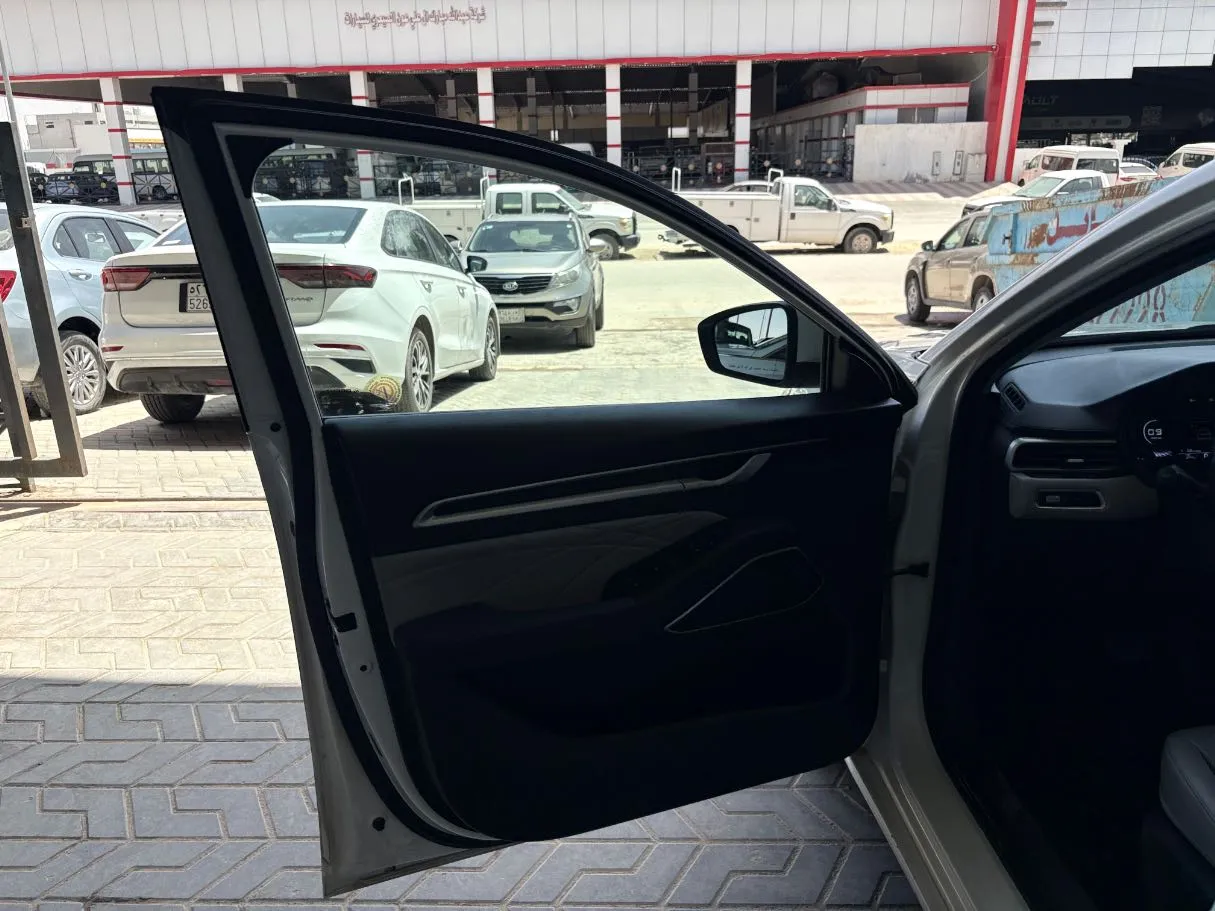 Car image 9