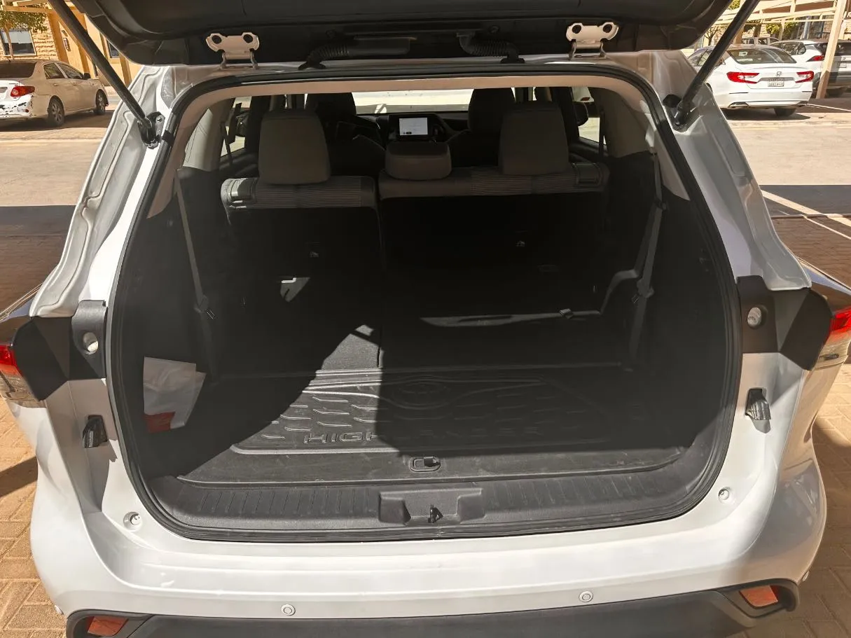 Car image 23