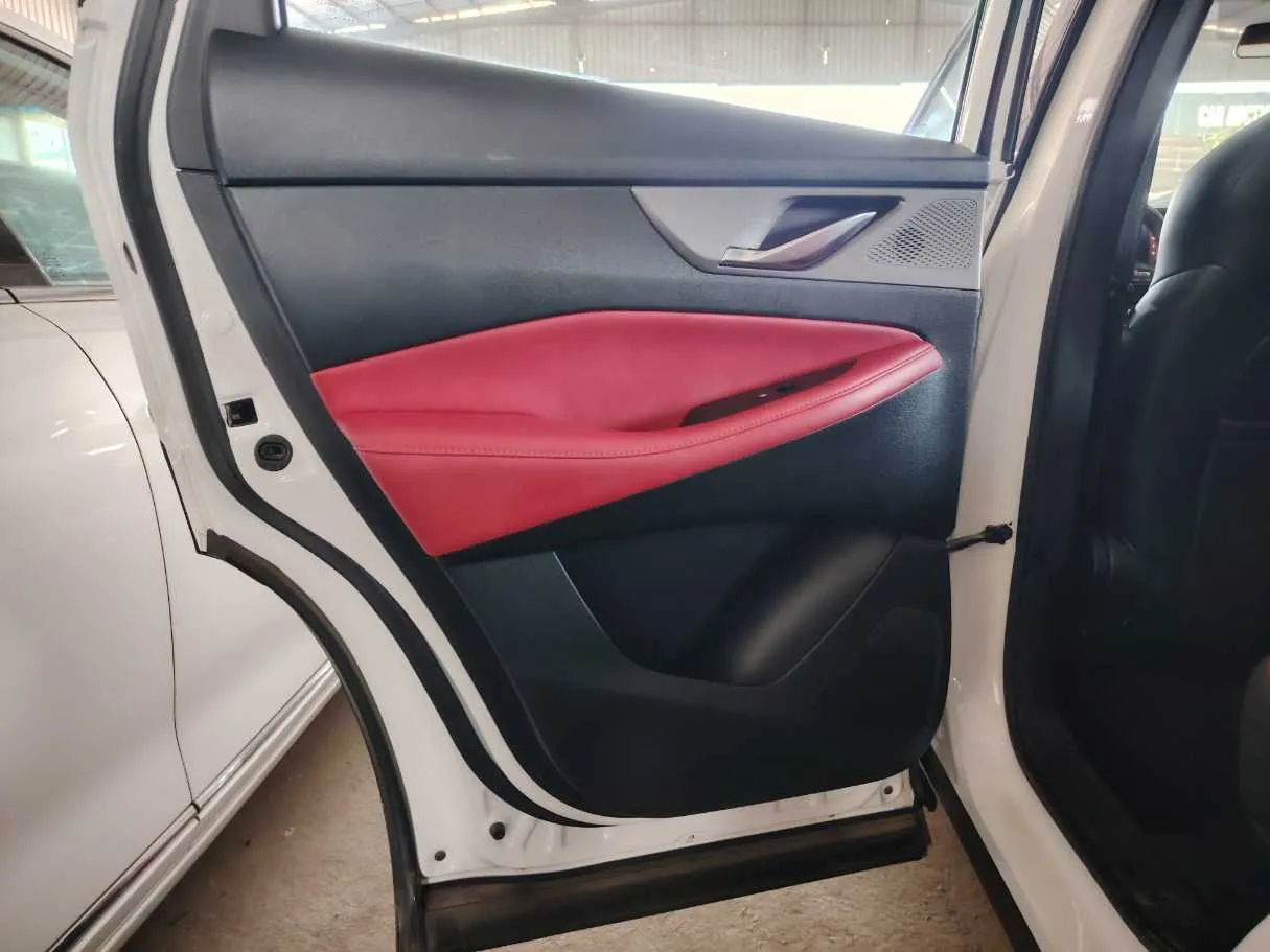 Car image 17