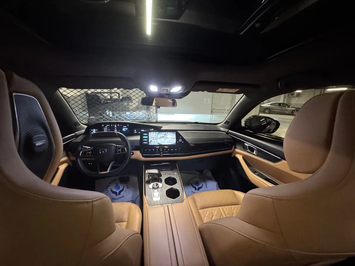 Car image 15