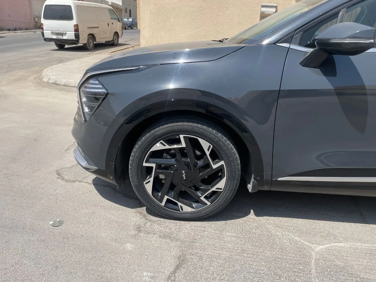 Car image 9