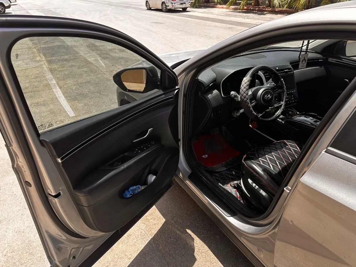 Car image 10
