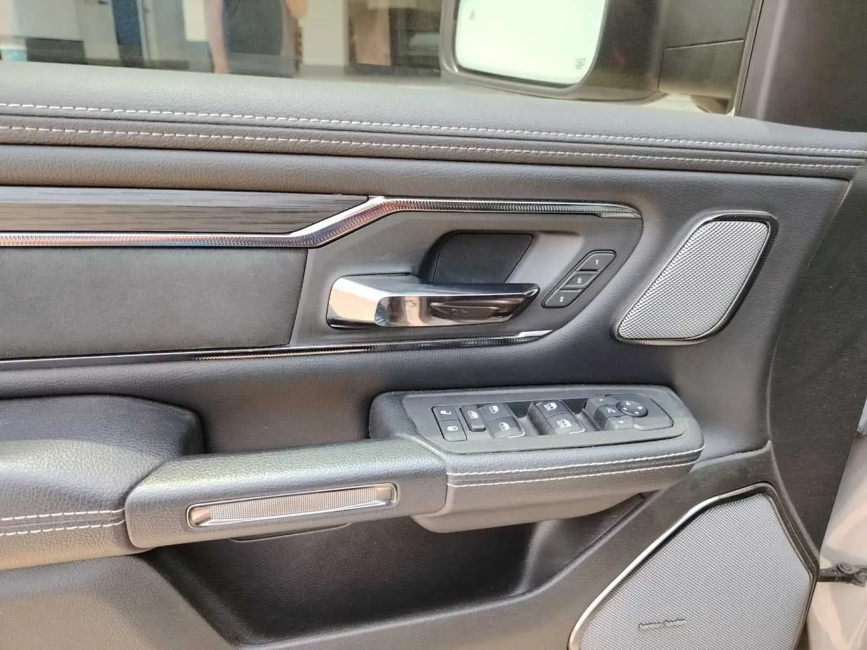 Car image 34