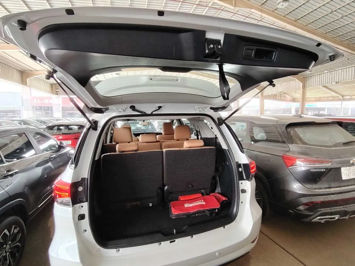Car image 28