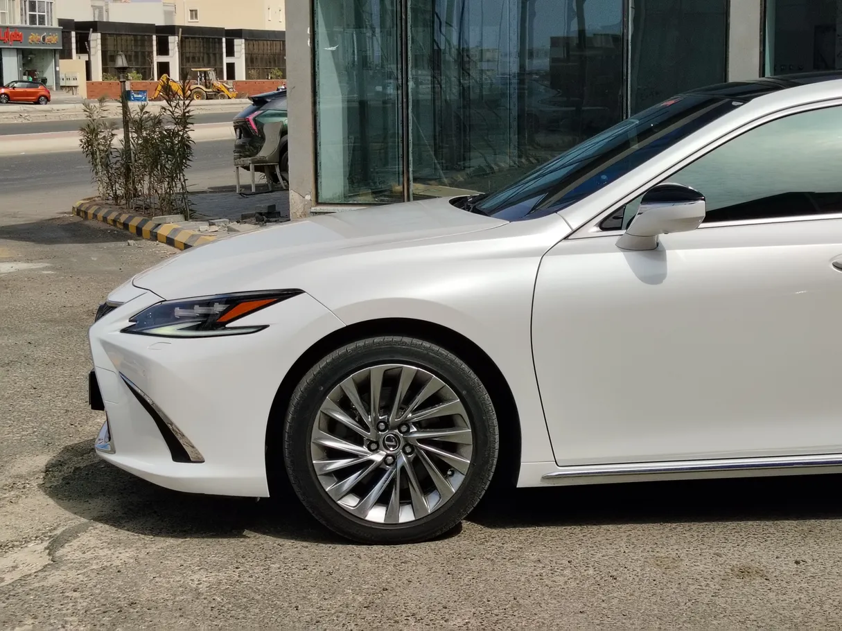 Car image 9