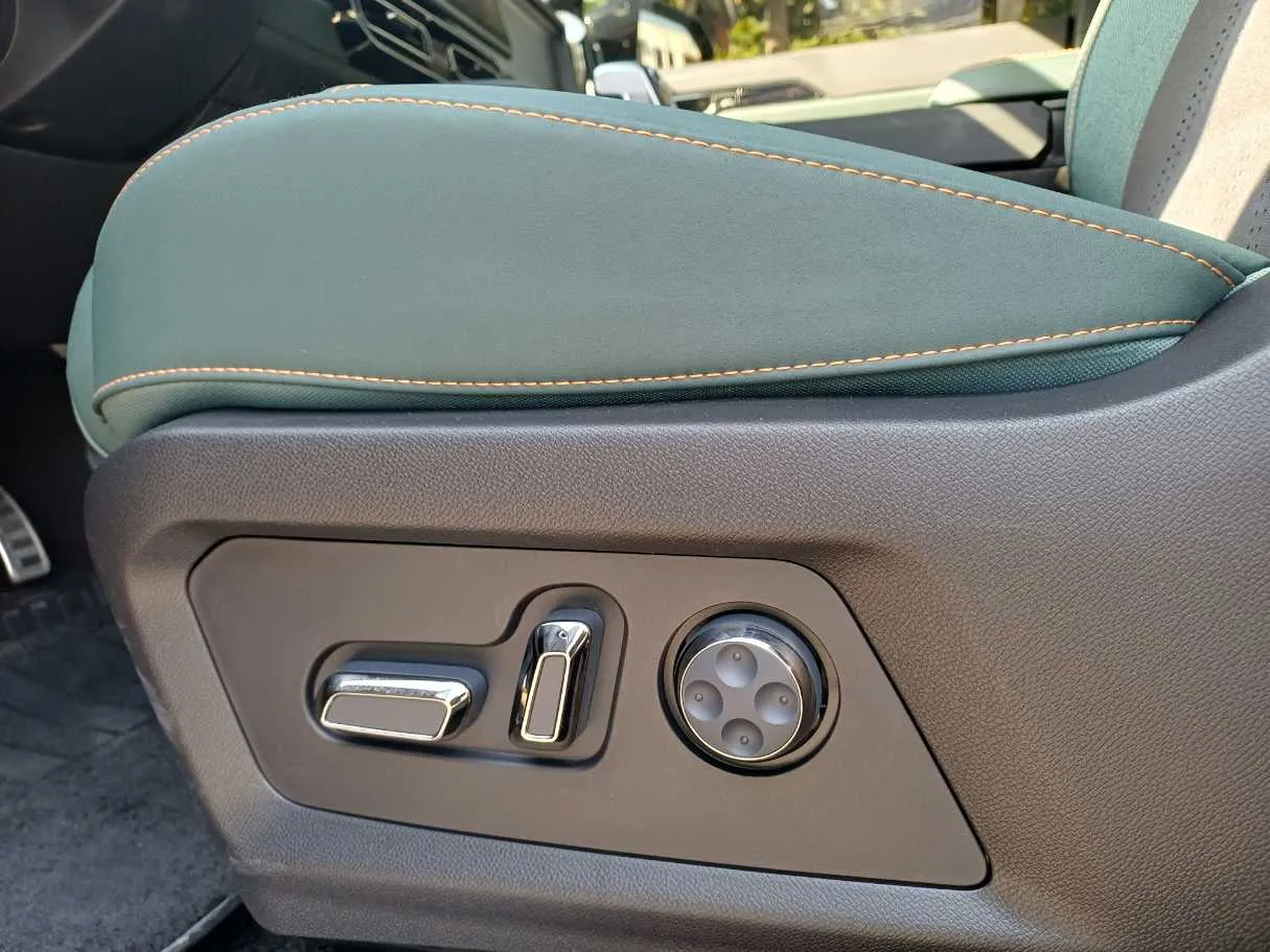 Car image 23
