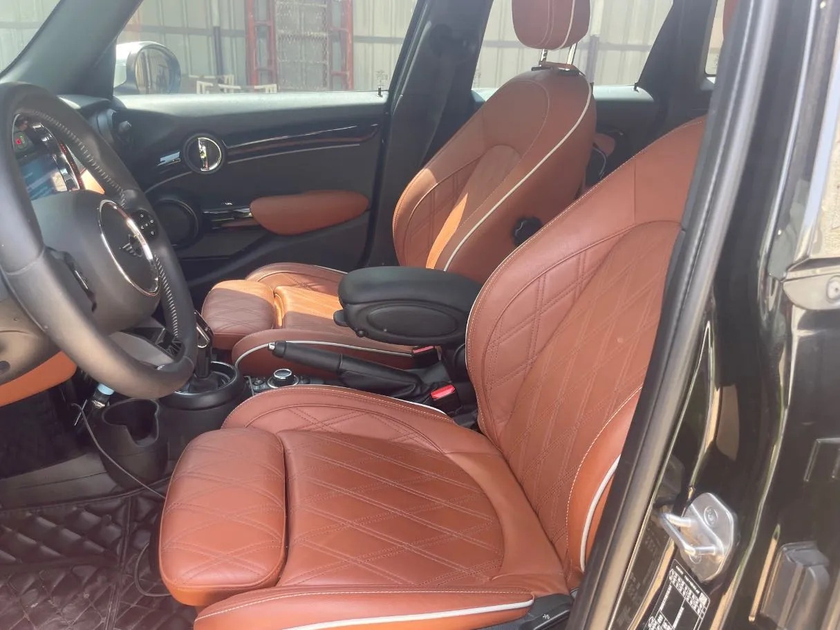 Car image 12