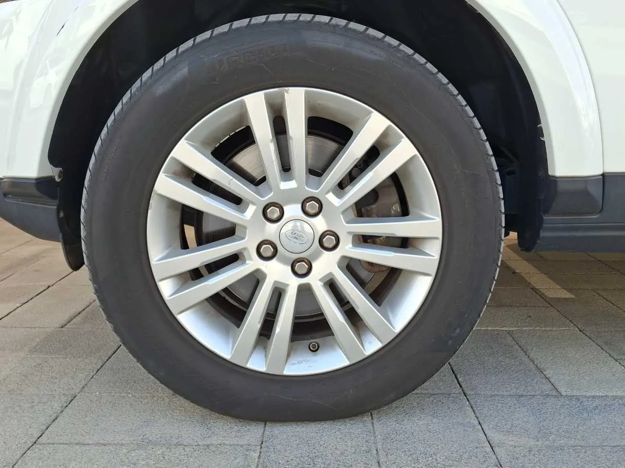 Car image 9