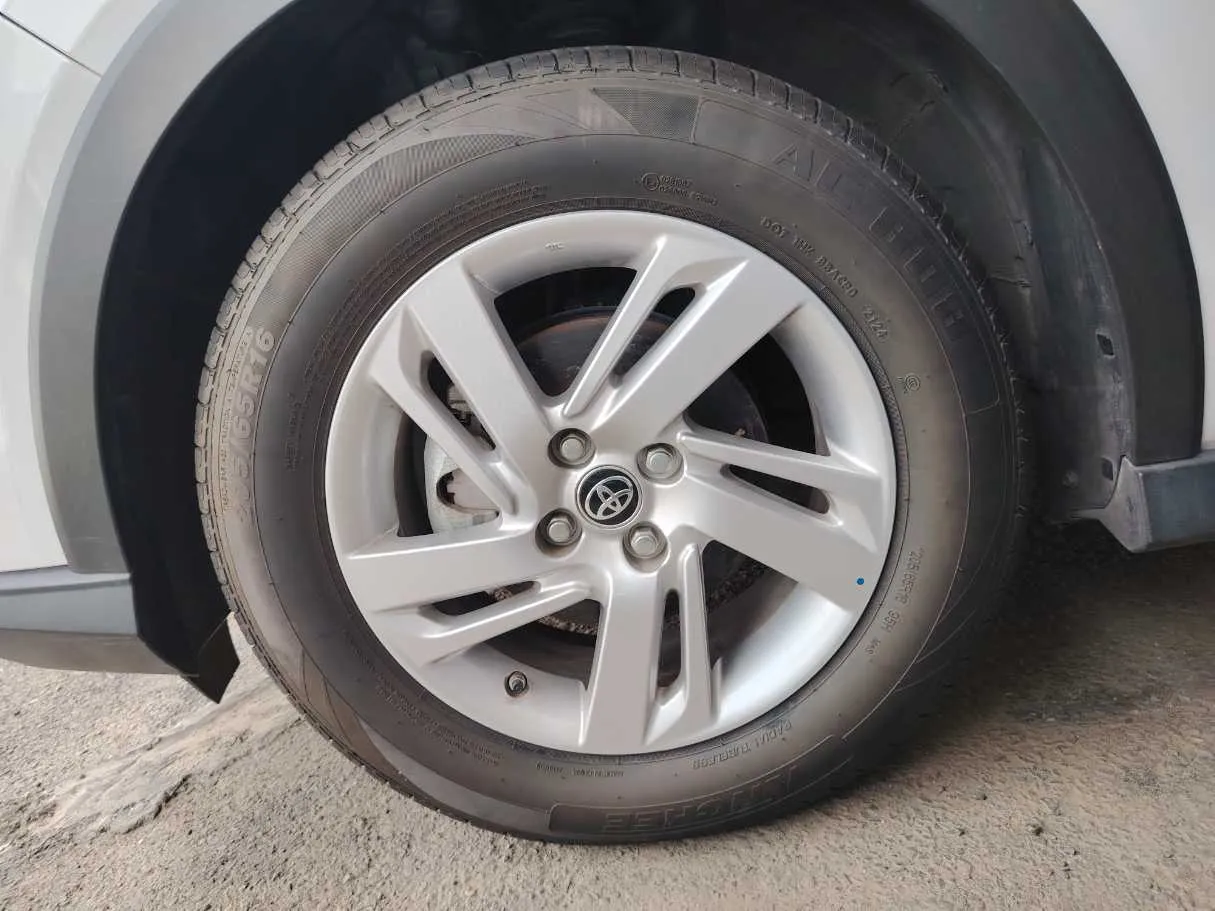 Car image 9