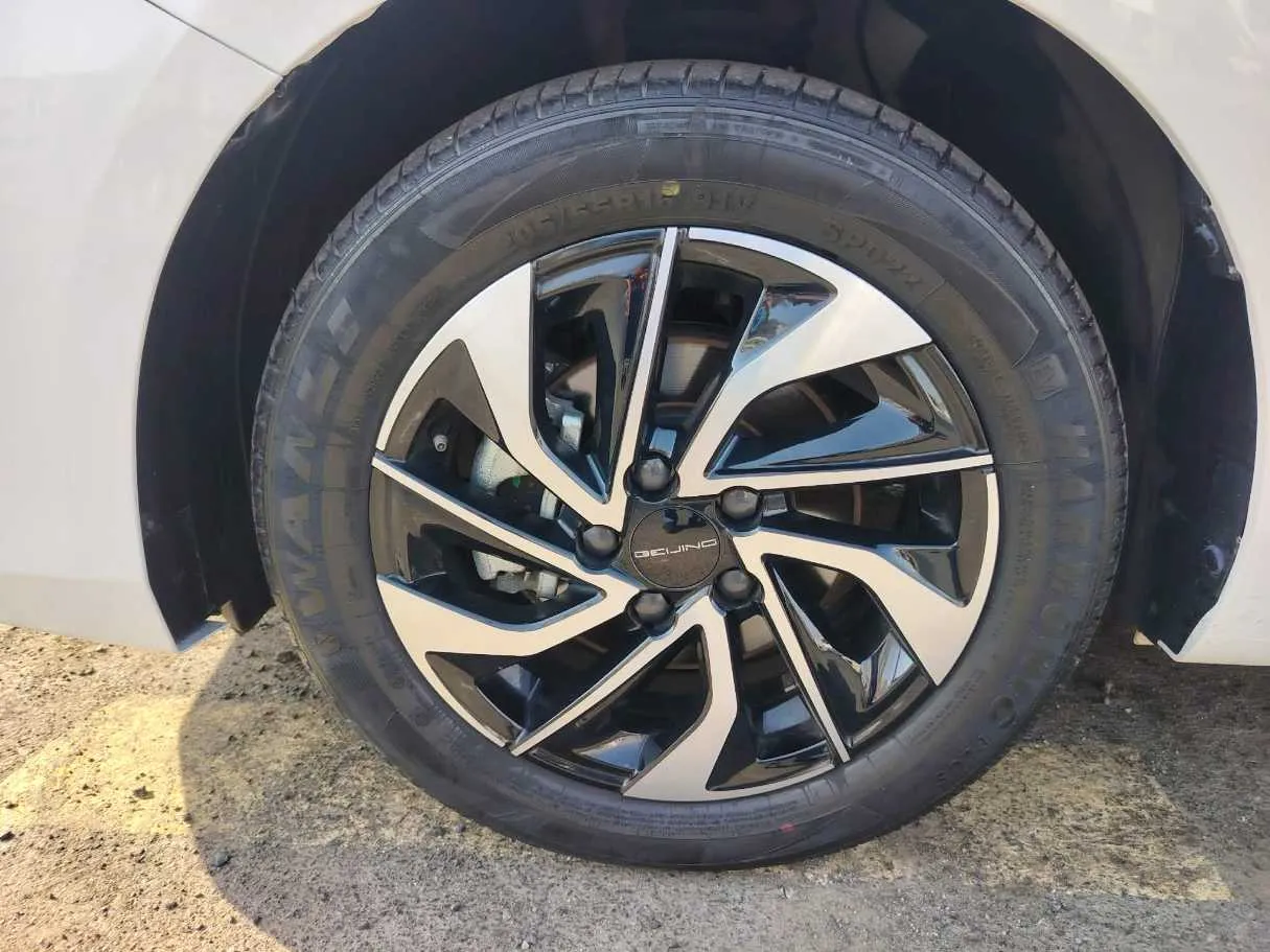Car image 10