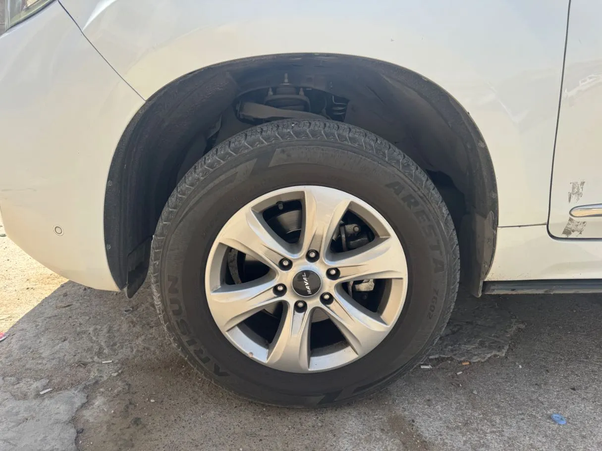 Car image 9