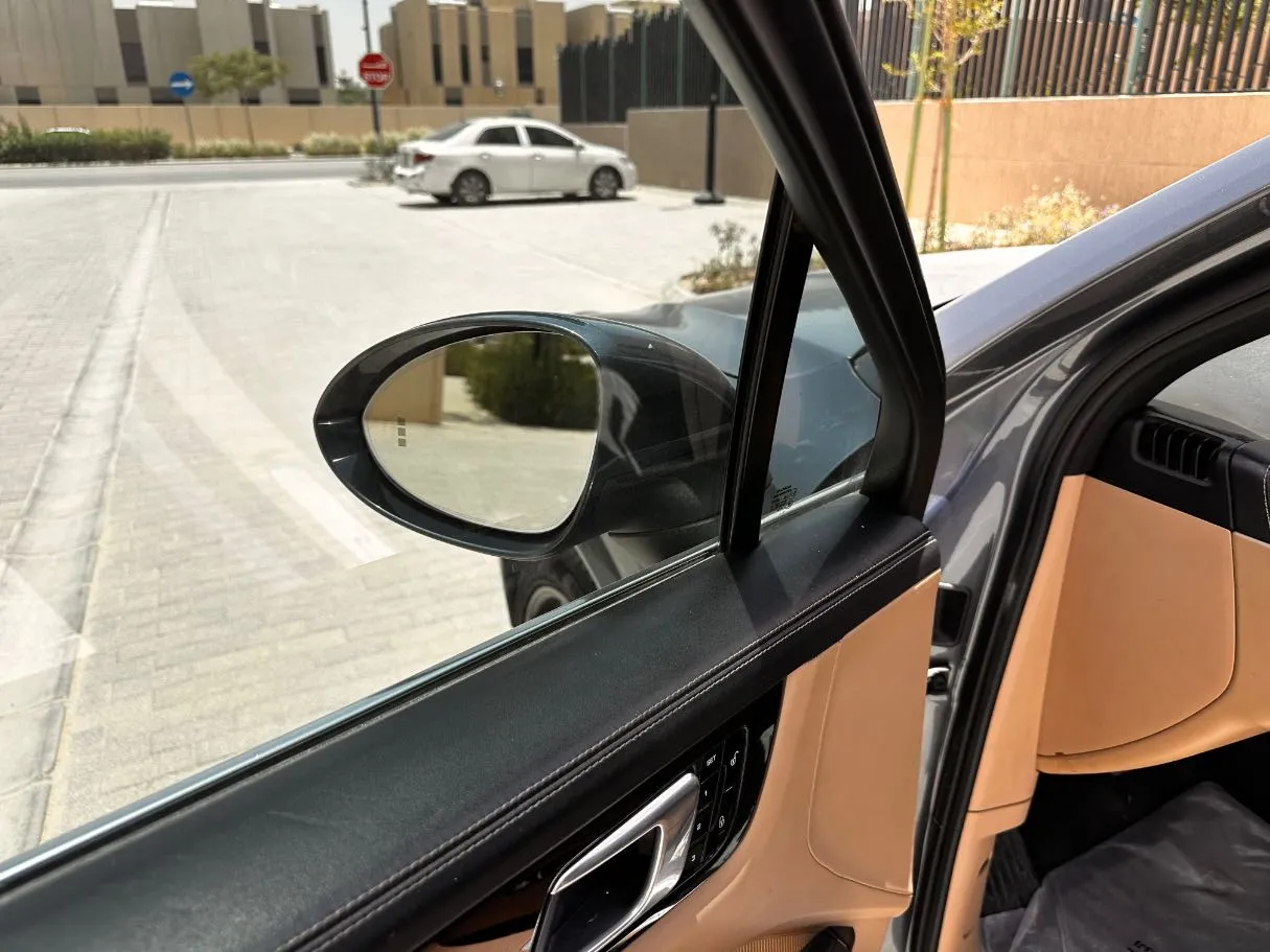 Car image 25