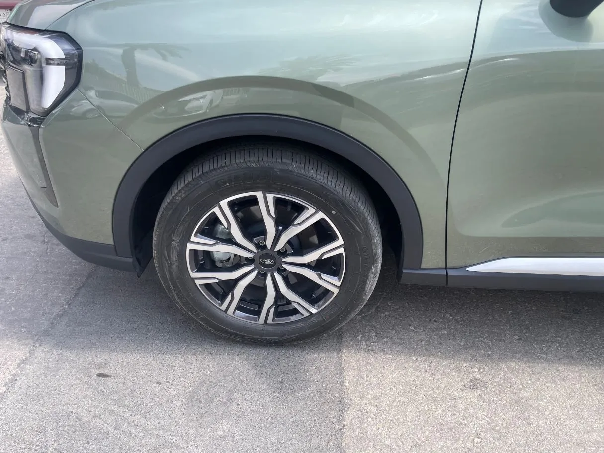 Car image 9